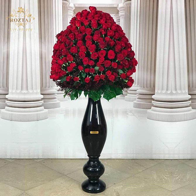 جام شیشه ای استوانه ای بلند با گل های رز قرمز